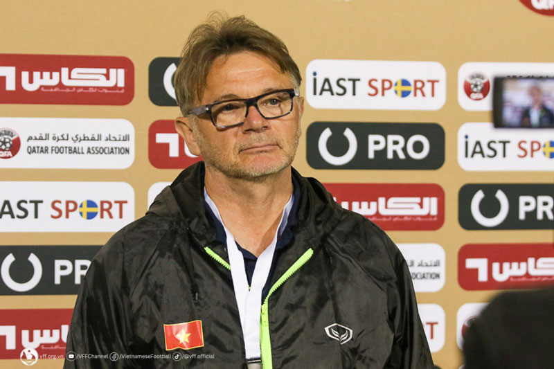 HLV Troussier nói gì khi U23 Việt Nam thua đậm trước U23 Iraq?