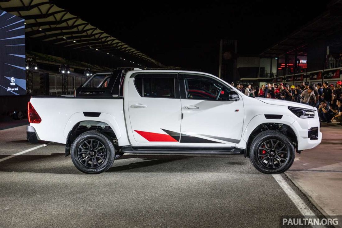 Chi tiết Toyota Hilux GR Sport 2023, giá 868 triệu đồng