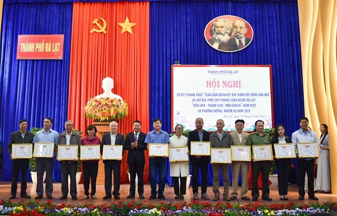 Khen thưởng tập thể, cá nhân giữ gìn và phát huy phong cách người Đà Lạt