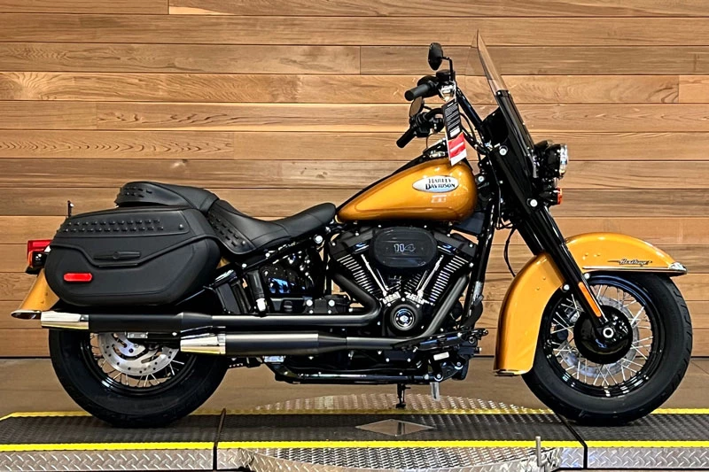 8. Harley-Davidson Heritage Classic 2023 (giá khởi điểm: 21.190 USD).