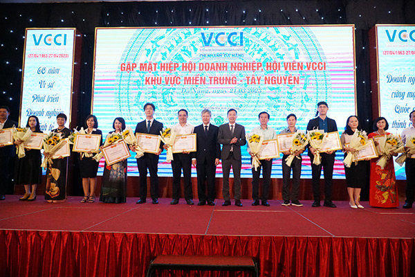 VCCI Đà Nẵng trao Bằng khen của Chủ tịch VCCI Việt Nam cho hơn 30 doanh nghiệp hội viên VCCI khu vực Miền Trung – Tây Nguyên tại cuộc gặp mặt ngày 21/3/2023