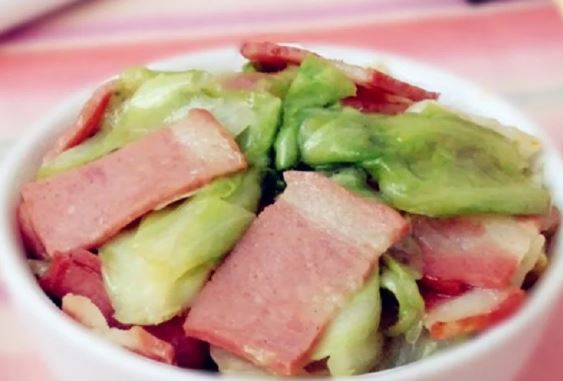 Xào bắp cải đừng cho ngay vào nồi, làm theo cách này bắp cải giòn, ngọt không lo nhũn