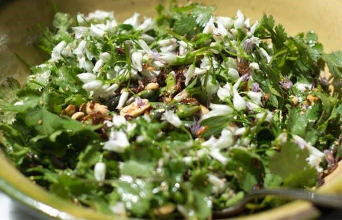 Thứ rau gia vị quá quen tưởng chỉ tô điểm món ăn lại giúp thải độc cực tốt