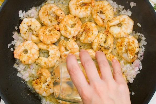 Công thức làm tôm sốt bơ tỏi ngon tuyệt hảo, cả nhà đều mê