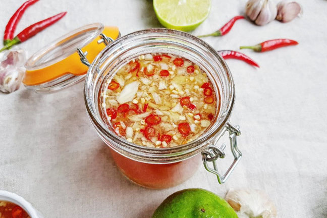 Mẹo làm nước mắm chua ngọt ngon bất bại, tỏi ớt nổi lên đẹp mắt