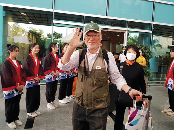 Những du khách Nhật Bản đầu tiên từ Narita trở lại Đà Nẵng trên chuyến bay VN319 chiều 26/3 được chào đón nồng nhiệt