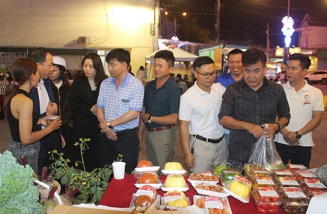 Phiên chợ nông sản hữu cơ hút khách