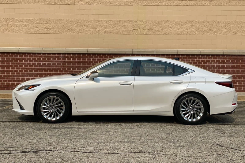 8. Lexus ES 350 2023.