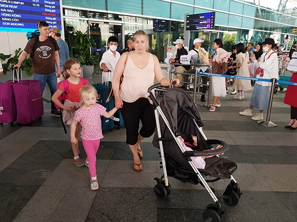Du khách nước ngoài hạ cánh tại sân bay quốc tế Đà Nẵng