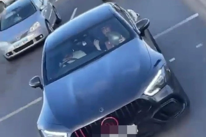 Hậu vệ M.U hít bóng cười trên ô tô