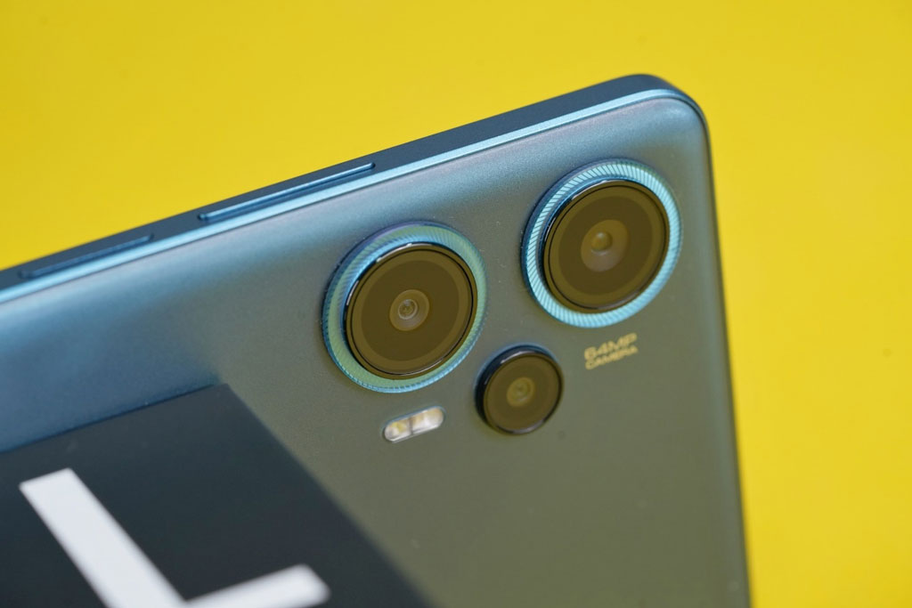 Smartphone chip Snapdragon 7+ Gen 2, RAM 16 GB, sạc 67W, giá rẻ bất ngờ