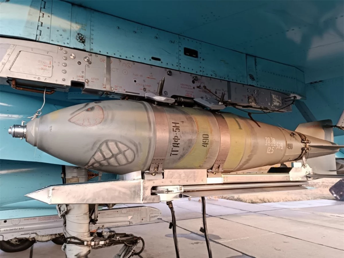  Doi canh cua bom fab-500m-62 giup phi cong nga ne he thong phong khong ukraine hinh anh 1