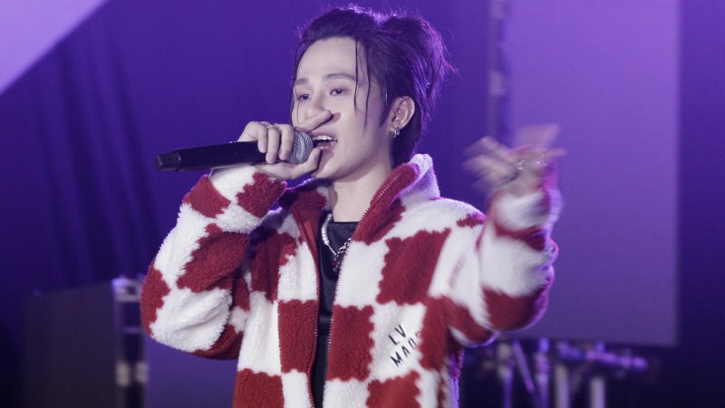 Fan Campuchia cuồng nhiệt trước màn biểu diễn của Jack-J97