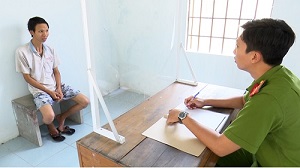 Bắt giam đối tượng chặn đường, ném gạch vào ô tô