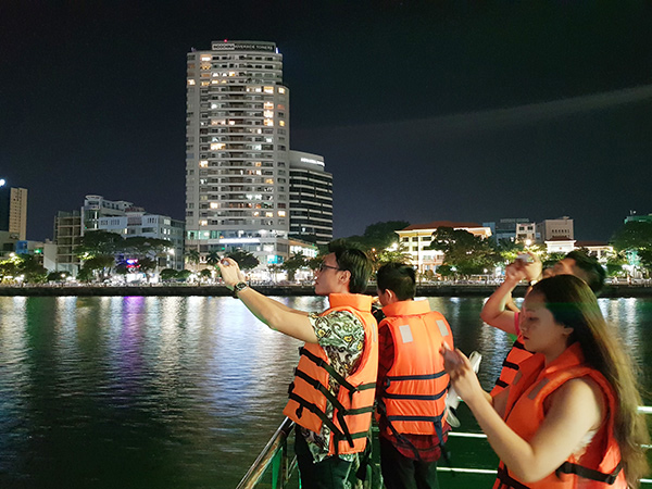 Du khách tham quan sông Hàn về đêm