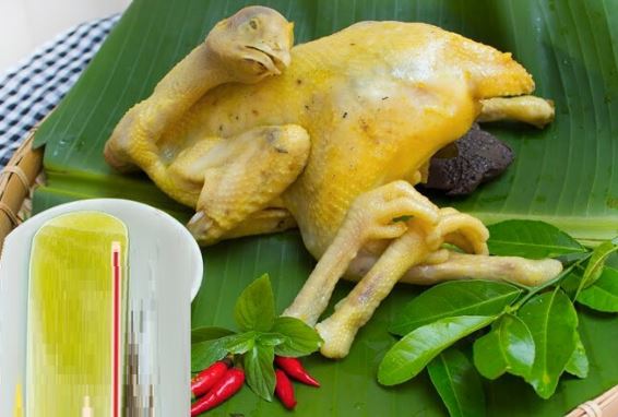 Luộc gà xong đừng vớt ngay ra đĩa, làm thêm 1 bước gà giòn sần sật, ngọt đậm gấp đôi