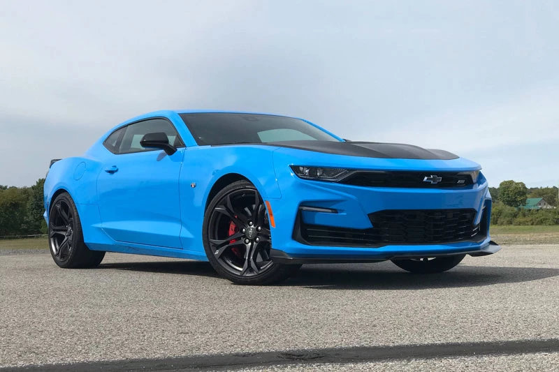 1. Chevrolet Camaro 2023 (giá khởi điểm: 27.795 USD).