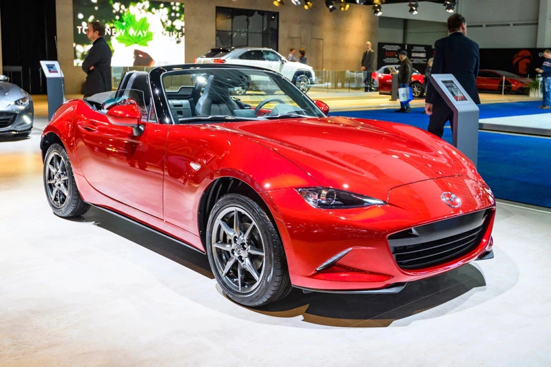 2. Mazda MX-5 Miata 2023 (giá khởi điểm: 29.115 USD).