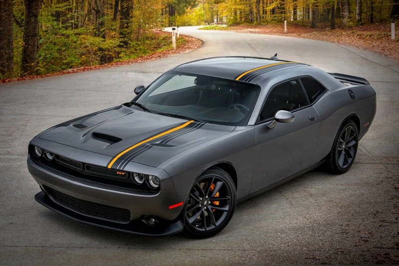 6. Dodge Challenger 2023 (giá khởi điểm: 32.140 USD).