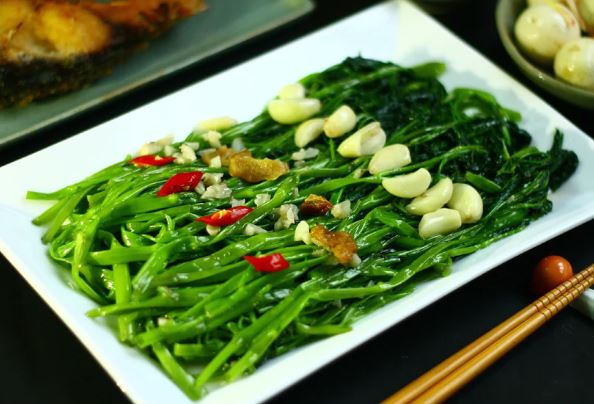 Xào rau muống đừng thả thẳng vào chảo: Làm thêm bước này khiến món ăn xanh mướt, giòn sần sật không thâm đen