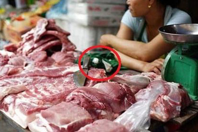 Vì sao người bán hàng hay cầm giẻ để lau thịt: Có liên quan đến chất lượng miếng thịt, nhiều người chưa biết