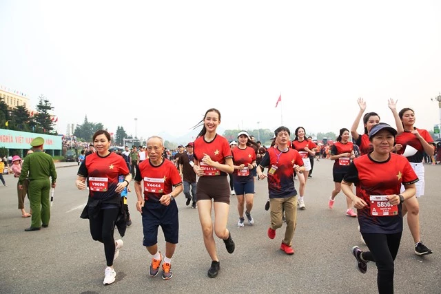 Tiền Phong Marathon 2023 có sự góp mặt của hơn 4.000 VĐV Việt Nam và quốc tế.
