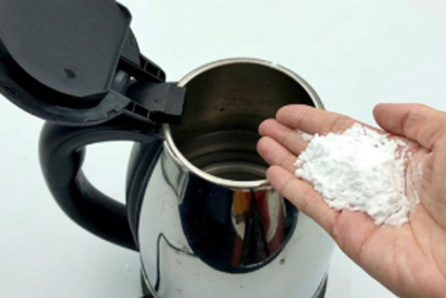 Ấm nước dùng lâu bị đóng cặn: Cho thứ này vào đun sôi, cặn dày mấy cũng bong sạch