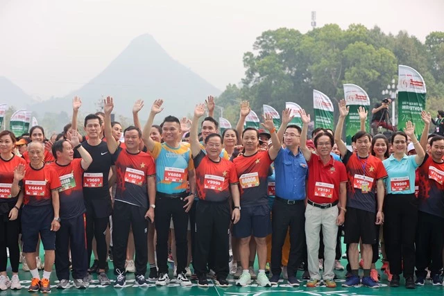 Tổ chức Kỷ lục Việt Nam xác nhận Tiền Phong Marathon là giải chạy có số lượng VĐV tham gia chào cờ và hát Quốc ca đông nhất