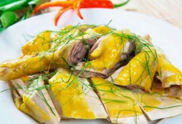 Luộc gà chớ nên dùng nước lạnh: Luộc bằng thứ nước này, gà giòn da, chắc thịt, đậm vị