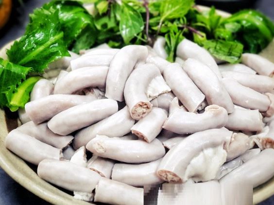 Lòng lợn luộc chỉ cho nước lã là sai: Muốn lòng trắng tinh, giòn sần sật, cứ thêm một thứ vào nồi