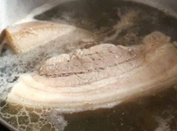 Luộc thịt lợn chỉ bỏ nước và hành thôi chưa đủ: Thả thêm thứ này thịt loại sạch độc tố, an tâm mà ăn
