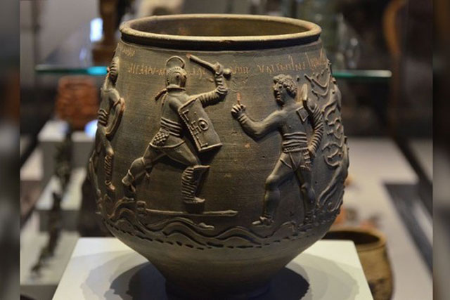 Tiết lộ các hình chạm khắc võ sỹ giác đấu trên bình hỏa táng