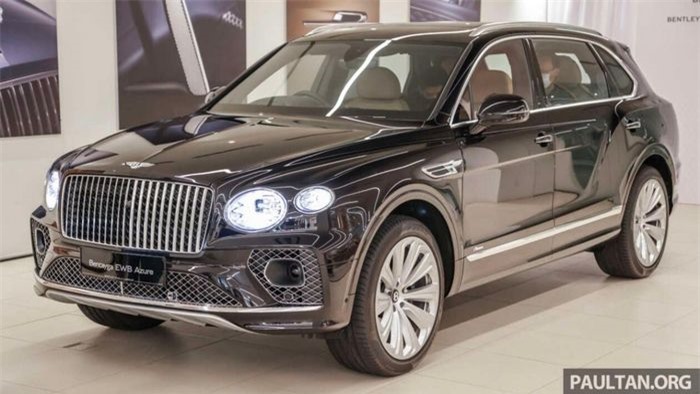Với chiều dài 5.322 mm, Bentayga EWB có thêm 180 mm ở hàng ghế sau, cùng với chiều dài cơ sở tăng từ 2.995 mm ở Bentayga tiêu chuẩn lên 3.175 mm trên Azure để mang lại không gian cabin lớn hơn so với bất kỳ đối thủ sang trọng nào khác. Ngoài ra, khoảng để chân phía sau của Bentayga EWB là 1.058 mm, trong khi khoảng không phía sau là 972 mm.