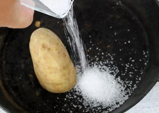 Đáy nồi chảo cháy khét đến mấy cũng sáng bóng chỉ trong vài phút với cách làm này