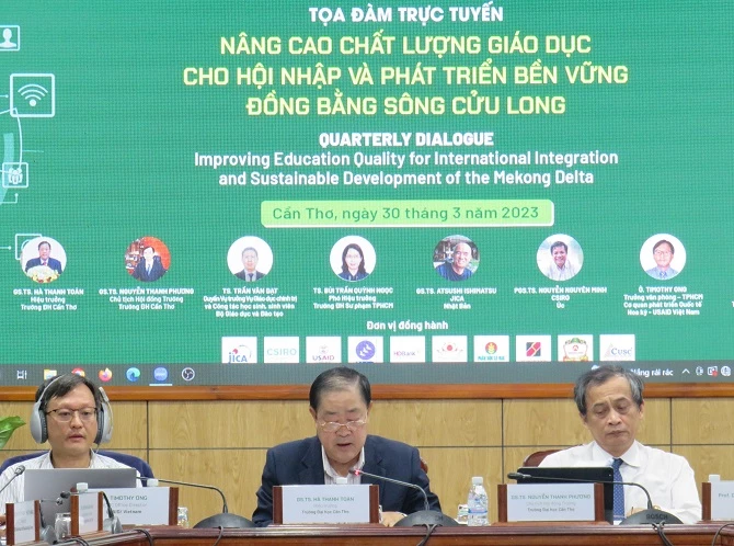 GS.TS Hà Thanh Toàn, Hiệu trưởng Trường ĐHCT (người ngồi giữa) phát biểu khai mạc tọa đàm.