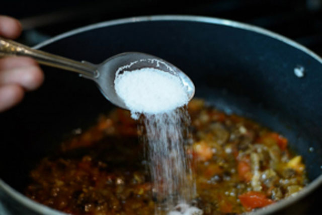 Lỡ tay nấu mặn phải làm sao: Đừng thêm nước, thả thứ này vào nồi khắc phục tức thì, món ăn càng tròn vị