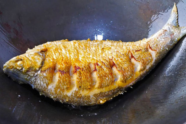 Rán cá đừng chỉ dùng dầu: Cho thêm vài lát này để da cá vàng giòn, không lo bắn dầu
