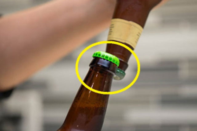 Mở bia cần gì dụng cụ phức tạp: Cứ nhắm vào vị trí này trên nắp chai, phụ nữ cũng làm ngon ơ