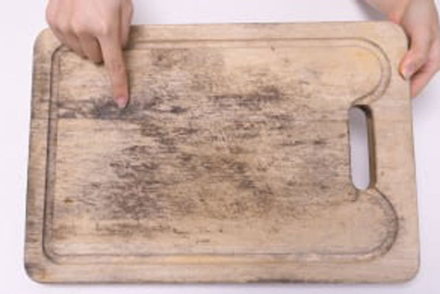 Thớt gỗ bị mốc đen dùng nước rửa bát rửa không sạch: Làm theo cách này thớt hết nấm mốc, sạch tinh như mới