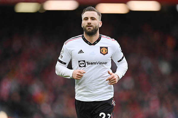M.U trói chân Luke Shaw hai lần trong 3 tháng