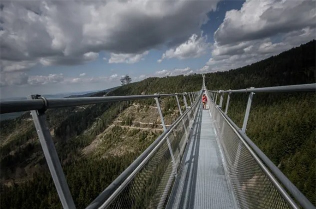 cận cảnh cây cầu treo đi bộ dài nhất thế giới