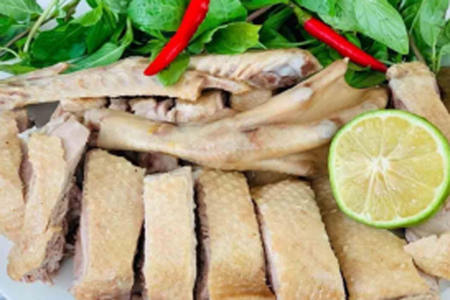 Luộc vịt cho gừng với nước lạnh là sai: Thả thêm thứ này thịt thơm lừng, đậm vị, ăn hoài không ngán