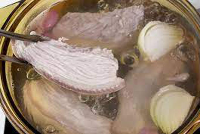 Luộc thịt lợn chỉ dùng nước lã và muối là thiếu sót, thêm thứ này vào miếng thịt ngon ngọt, đậm vị hơn nhiều