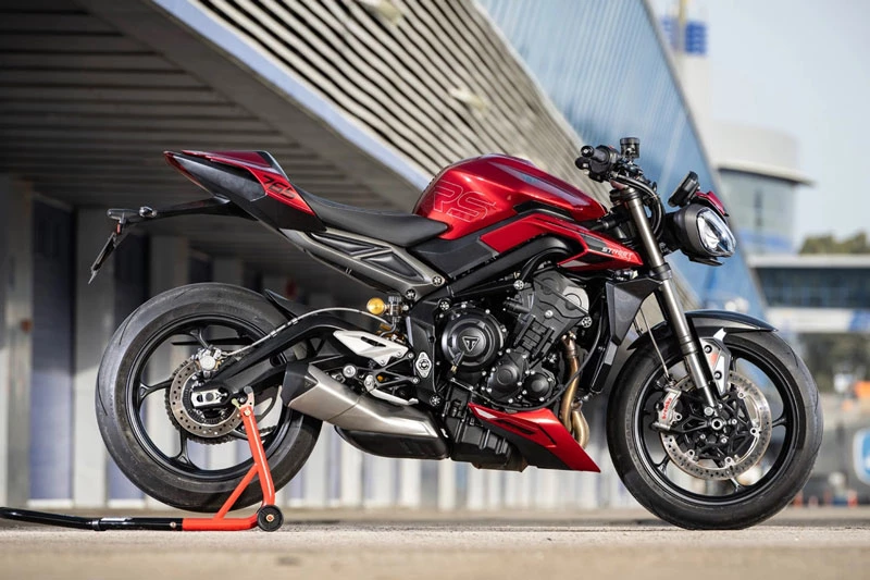 3. Triumph Street Triple 765R 2023 (giá: 9.995 USD).