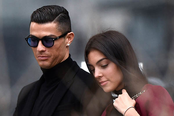 Bạn gái vô tình để lộ chuyện chăn gối với Ronaldo
