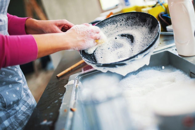 Vì sao không nên ngâm bát đĩa bẩn trong bồn rửa?