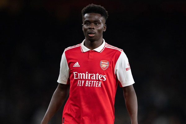 Vì sao Saka phải ngồi dự bị ở trận tiếp Leeds Utd?