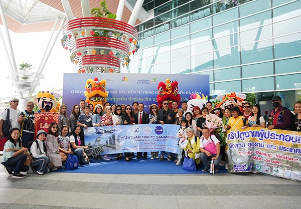 Chào đón các du khách trên chuyến bay QV 317 của Lao Airlines hạ cánh sân bay Đà Nẵng ngày 30/3