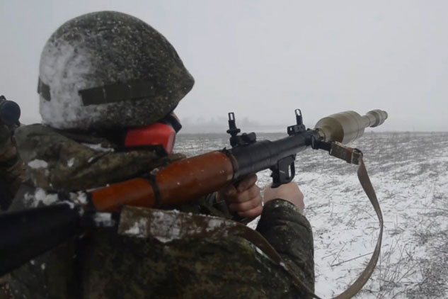 Cận cảnh lính Nga phóng B-41 tiêu diệt mục tiêu trên thao trường dưới mưa tuyết