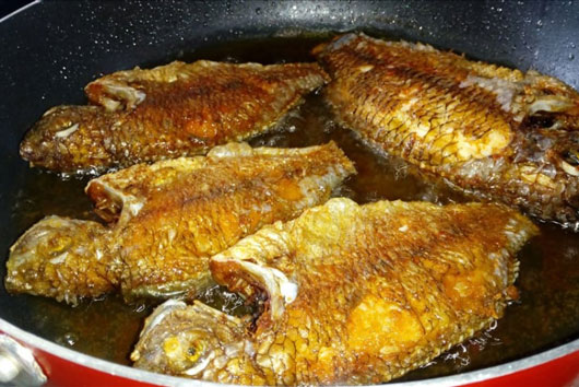 Rán cá cứ lấy thứ này của con gà xoa lên, không lo sát chảo ăn lại giòn tan
